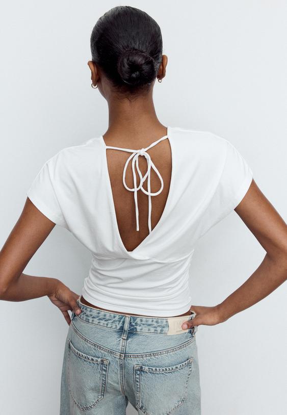 camiseta frunce escote pico