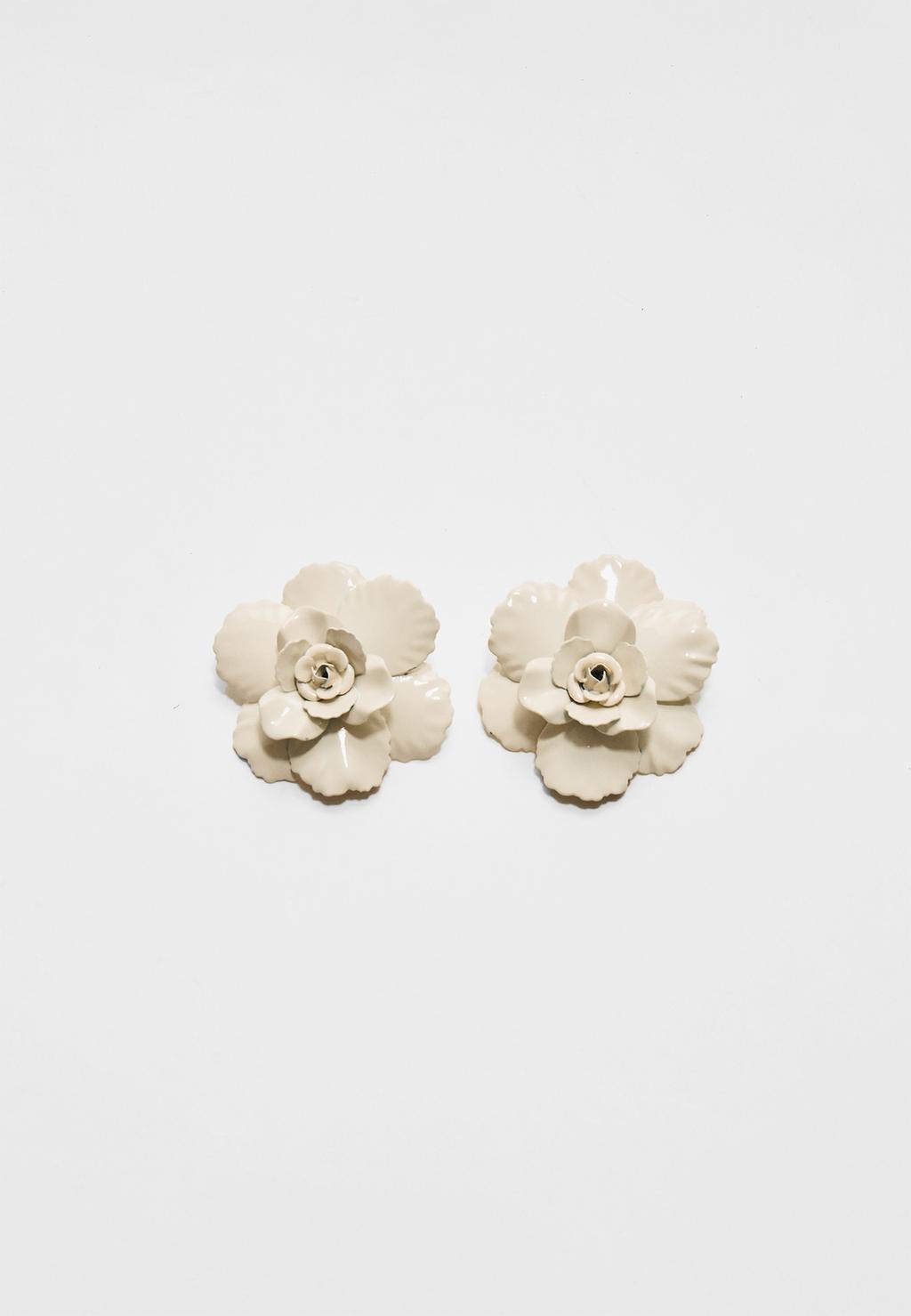 Contrast metal flower earrings