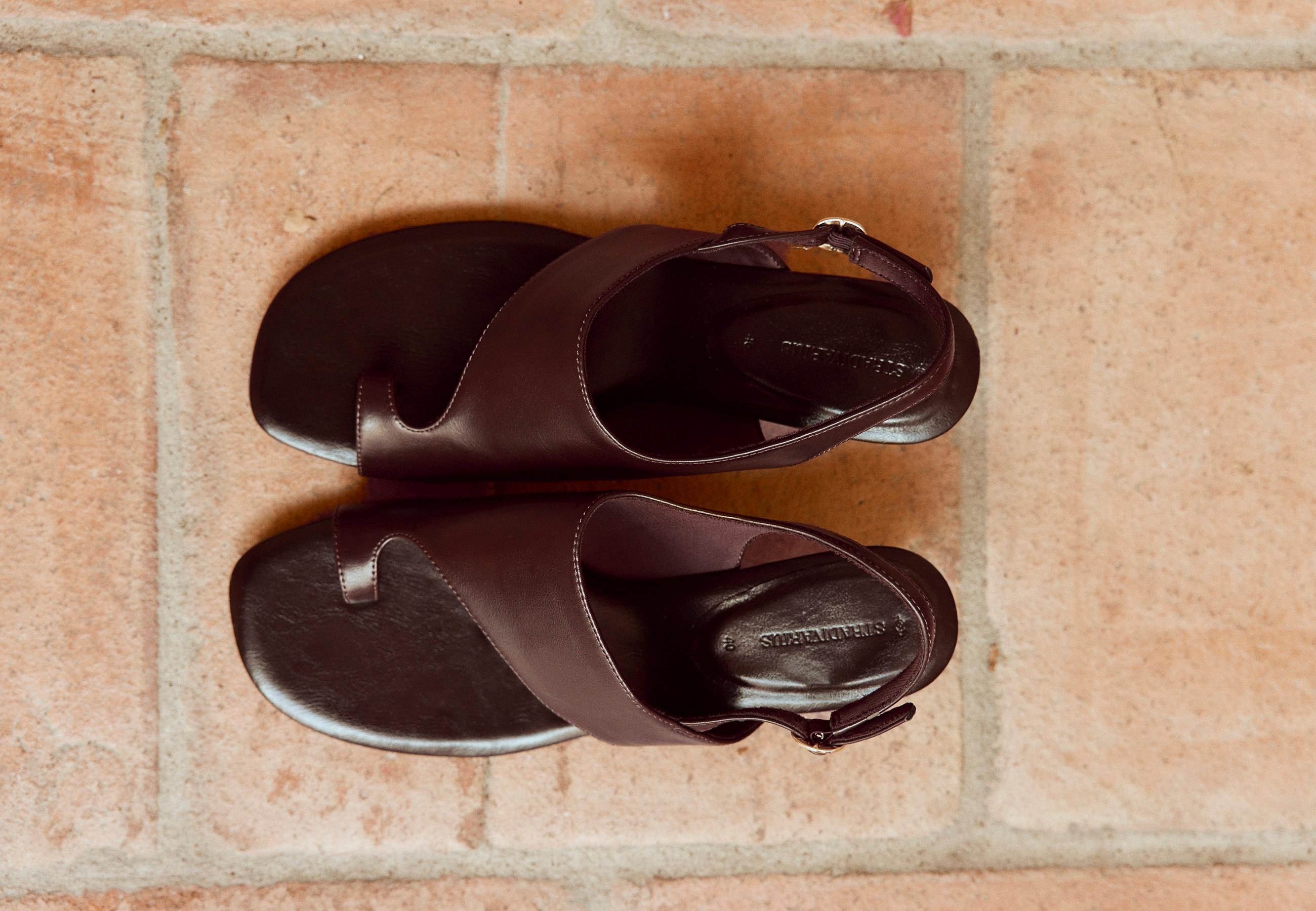 Heeled toe-post sandals — BROWN