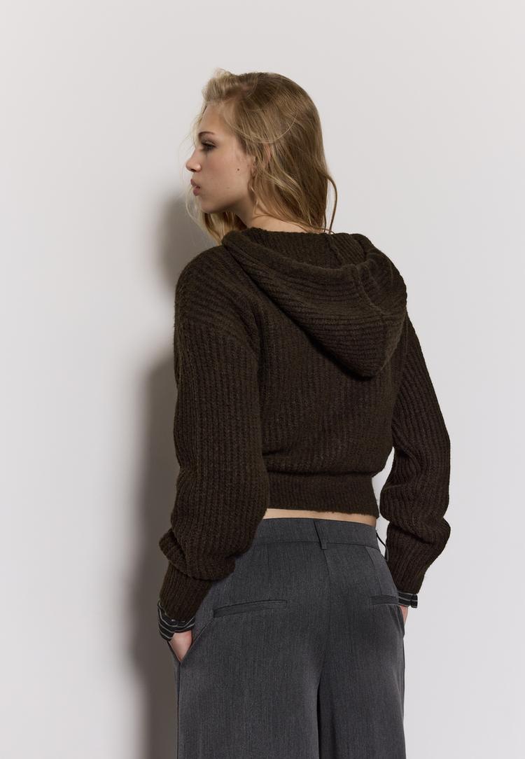 strickjacke-mit-knopfen-und-kapuze