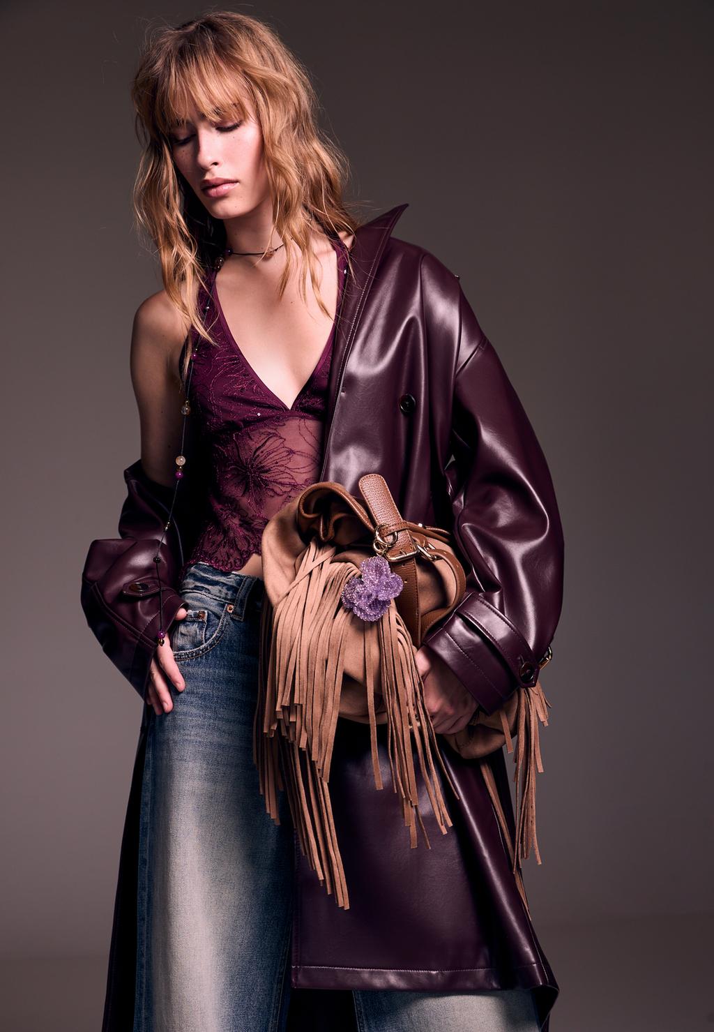 Trench largo efecto piel