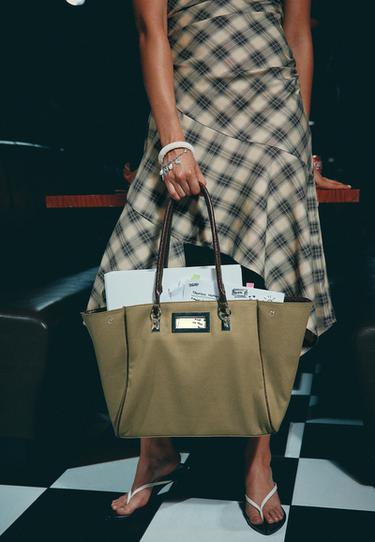 Shopper bag with metal closure — Khaki 4