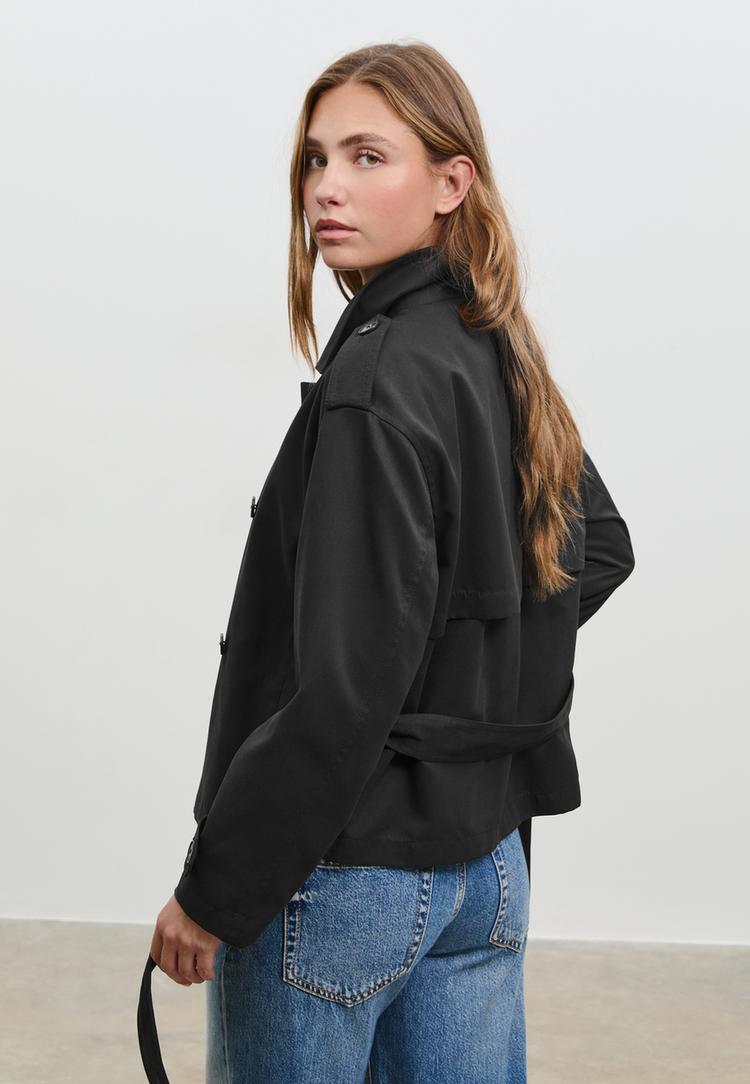 trench corto con cinturon