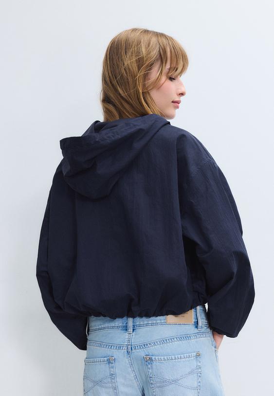 basic-jacke-aus-nylon-mit-kapuze