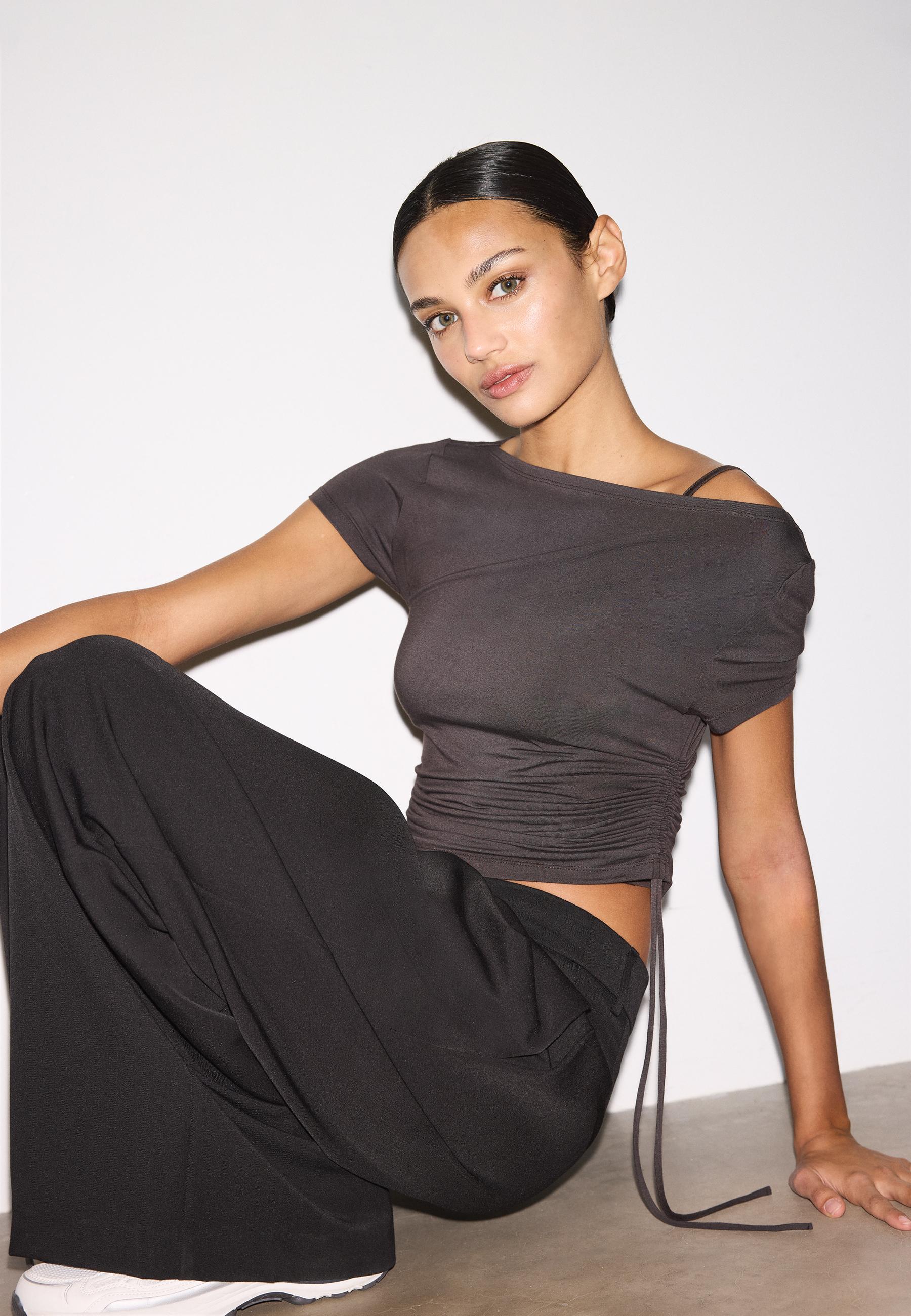 Short sleeve T-shirt with side ruching — Brown