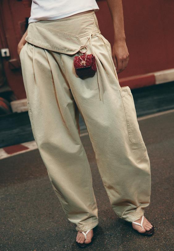 pantalon volumen cargo detalle cintura