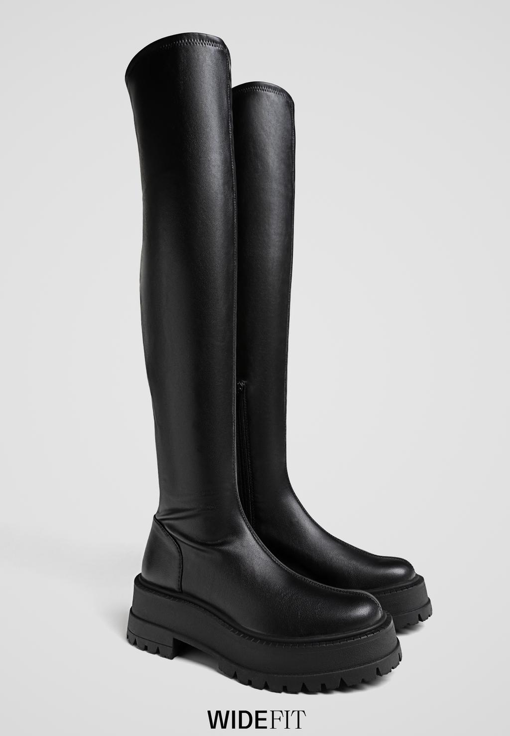 WIDE FIT. Flache XL-Stiefel in Schwarz mit Profilsohle