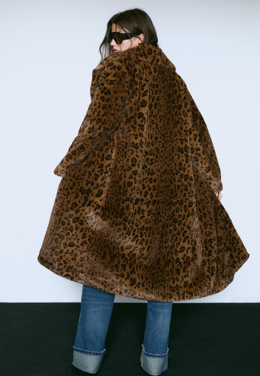 Langer Mantel mit Leoparden-Kunstfell