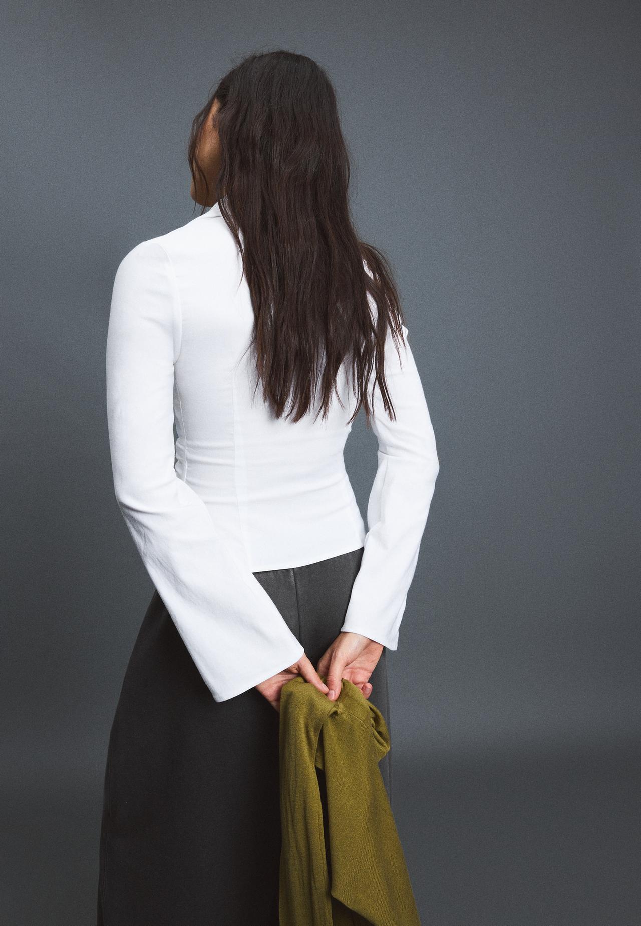 V-neck gathered shirt — White