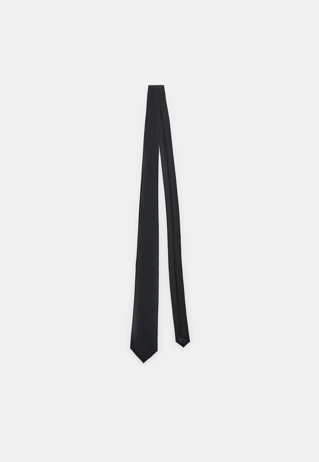 Plain tie