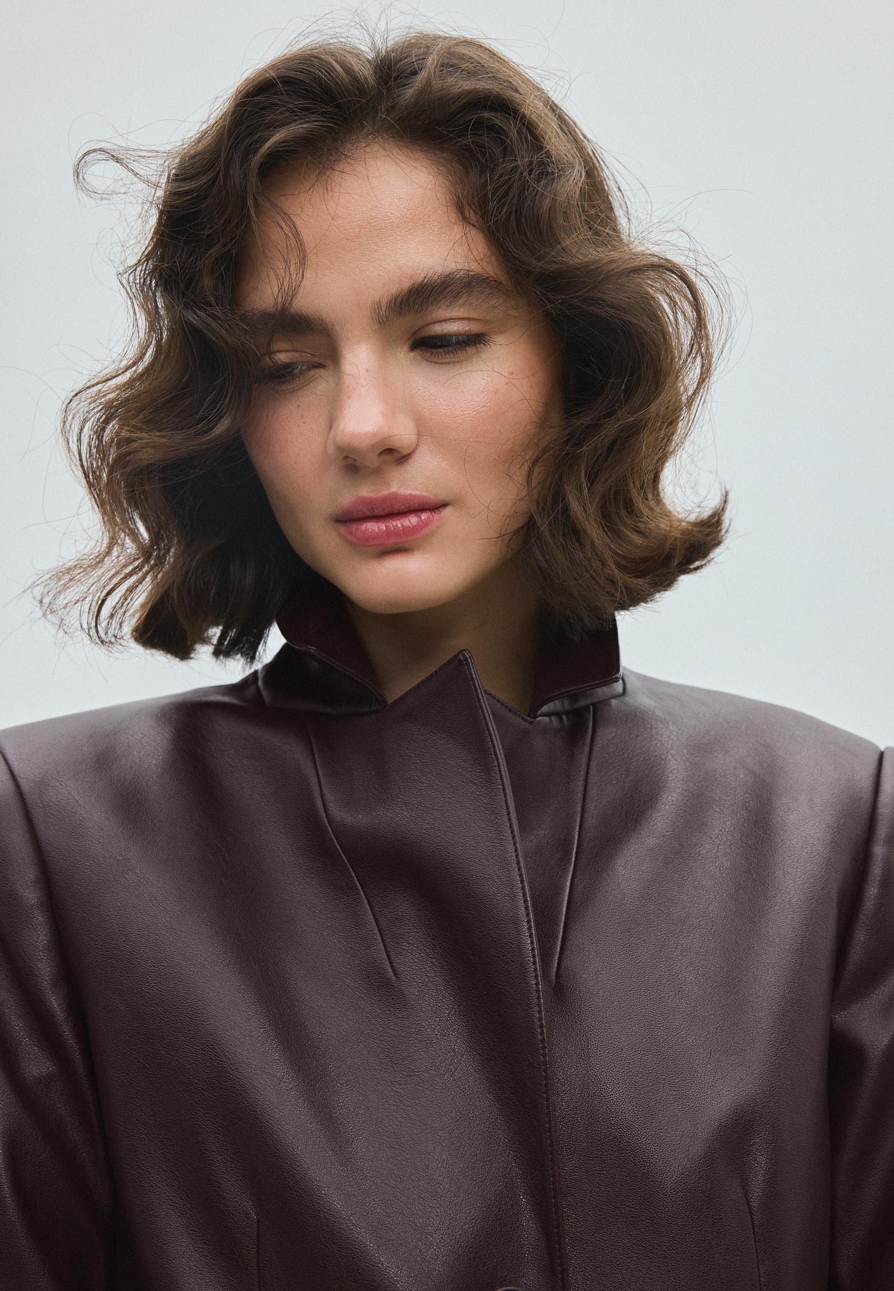 Short fitted leather effect blazer — Brown