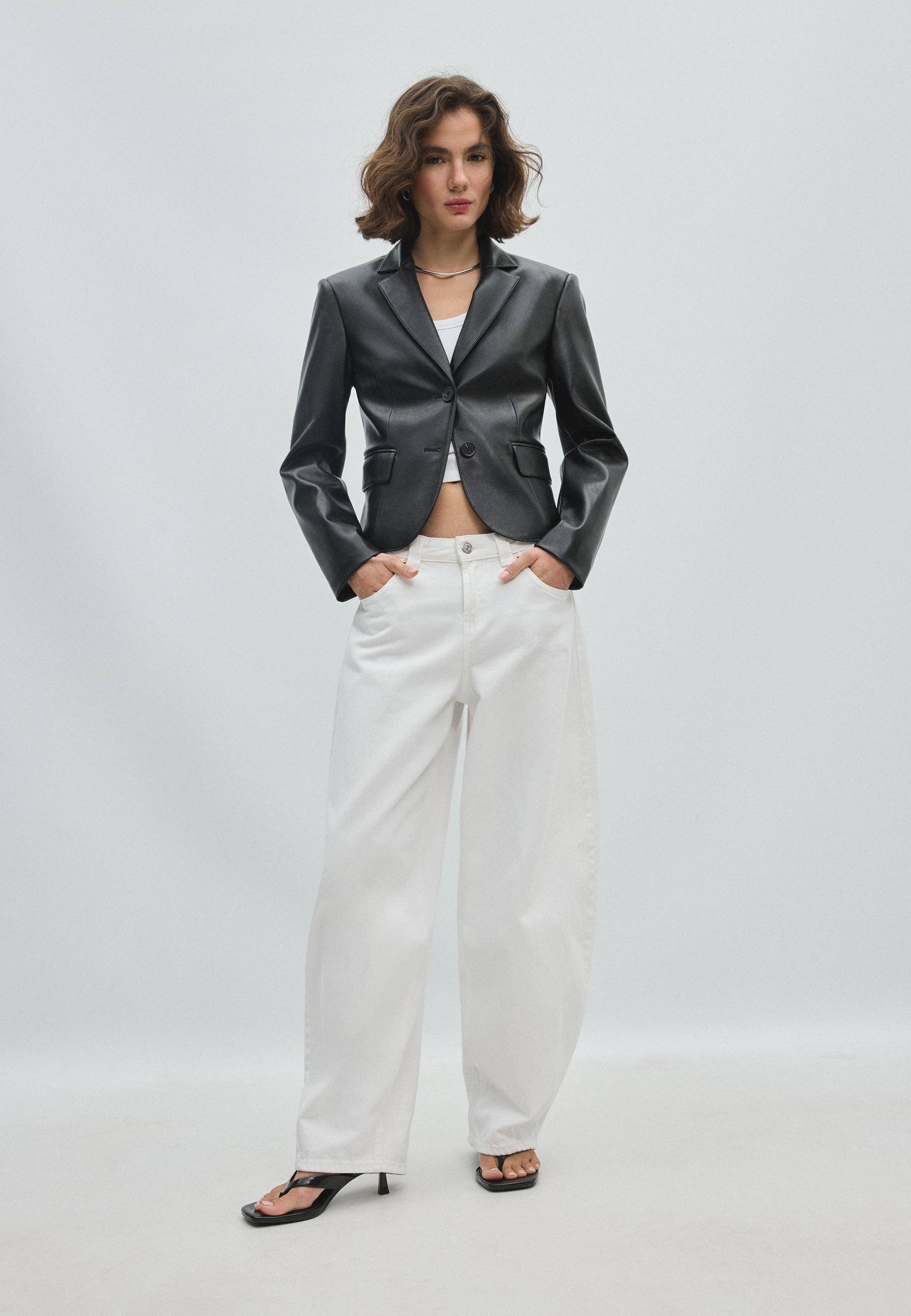 Short fitted leather effect blazer — Black
