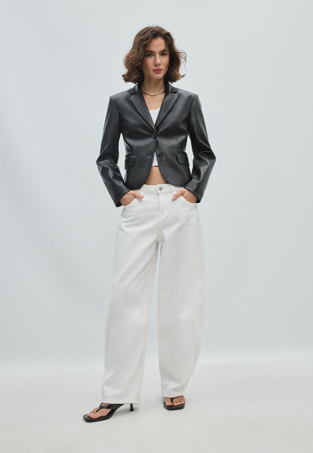 Cropped fitted leather effect blazer — Black