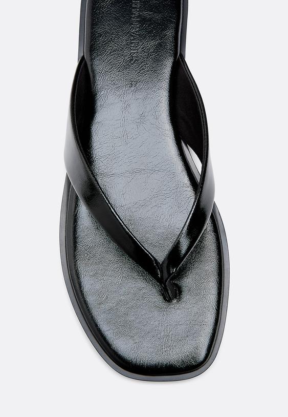 sandalias rasas com tira entre os dedos