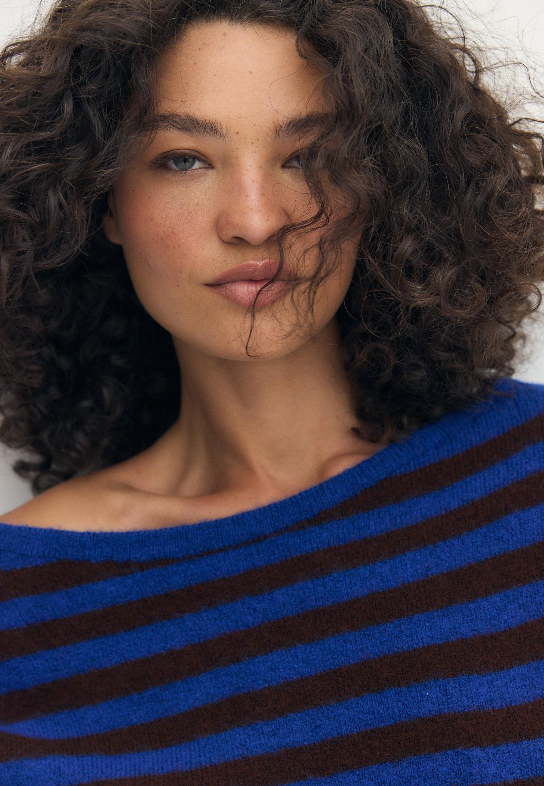 Soft-touch knit boat neck sweater — Navy blue