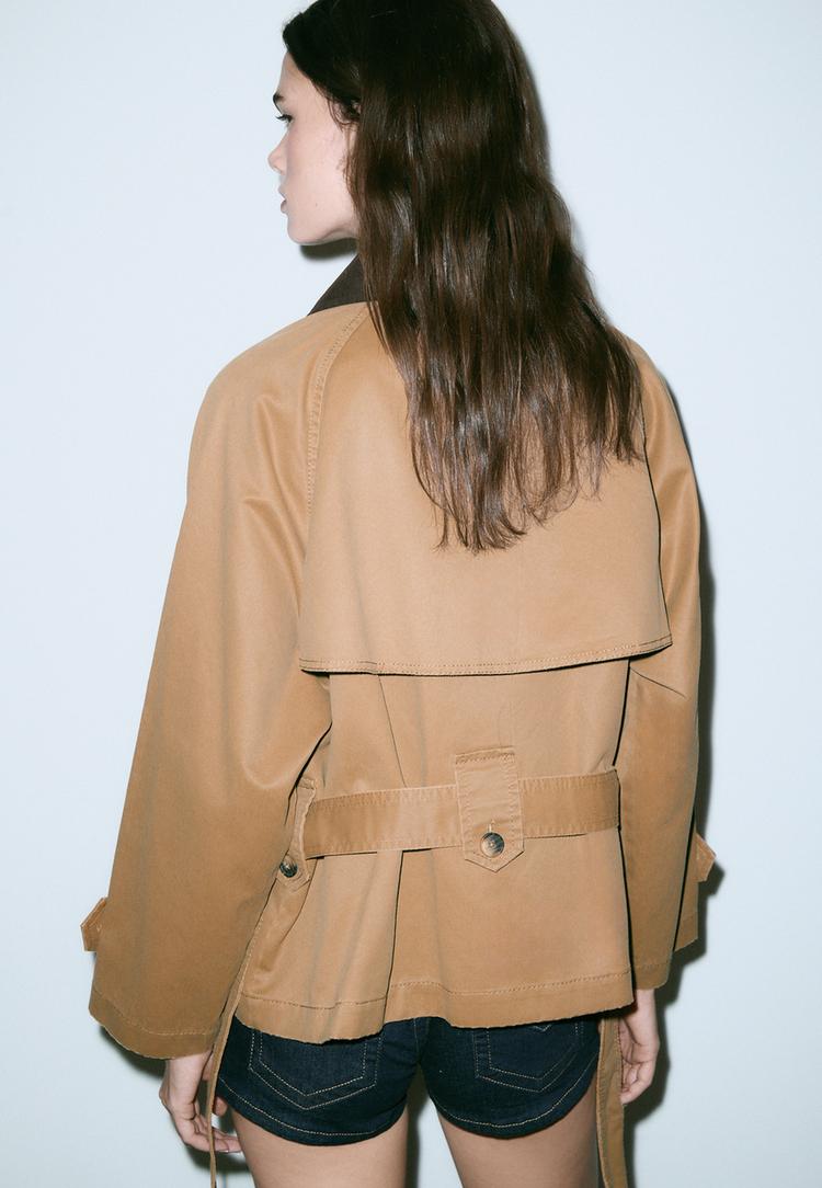 trench corto incerato con cintura