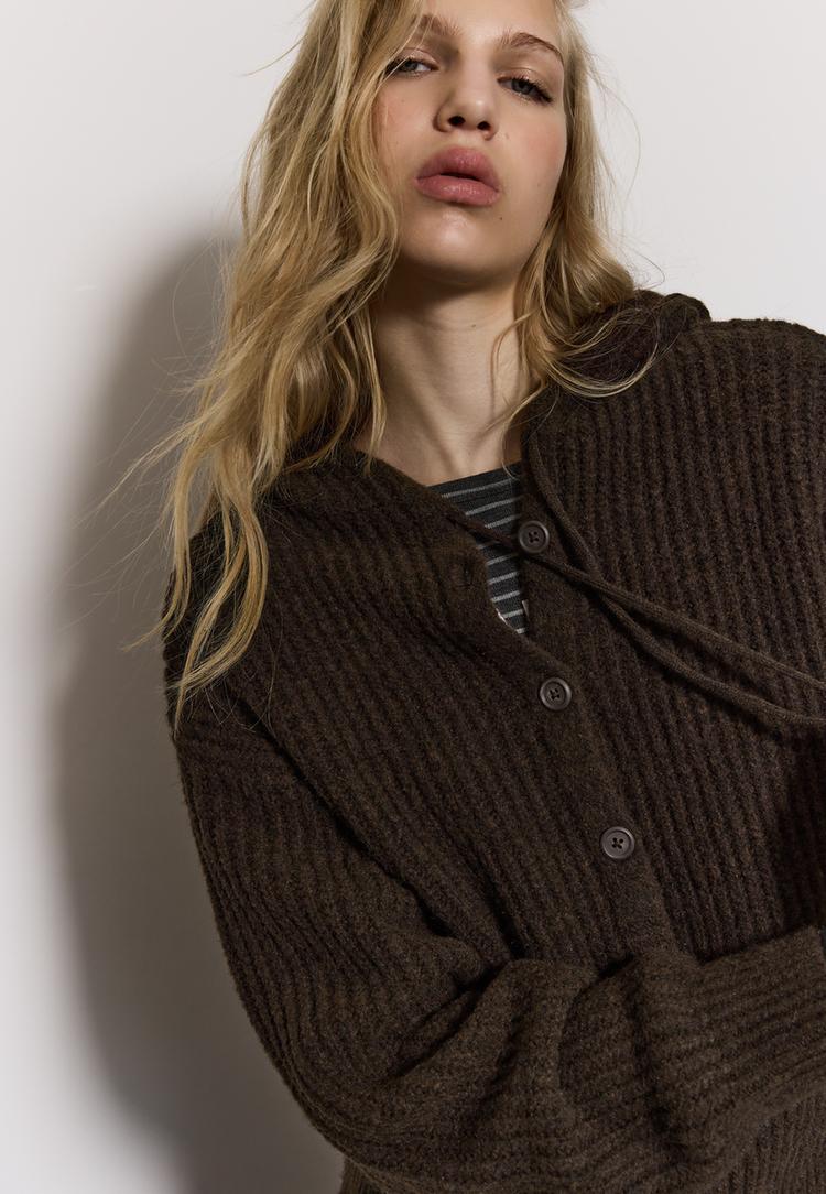 strickjacke-mit-knopfen-und-kapuze