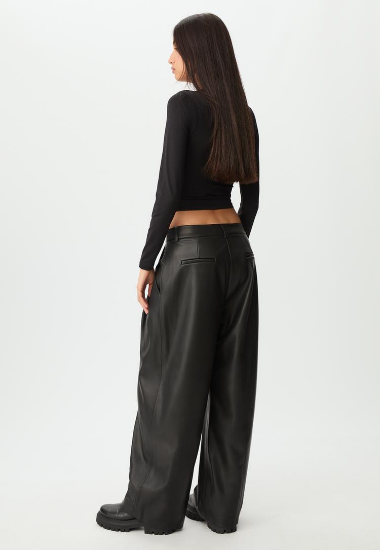 wide-leg-hose-in-lederoptik