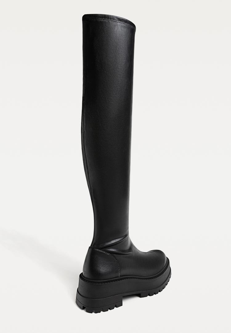 flache-xl-stiefel-in-schwarz-mit-profilsohle