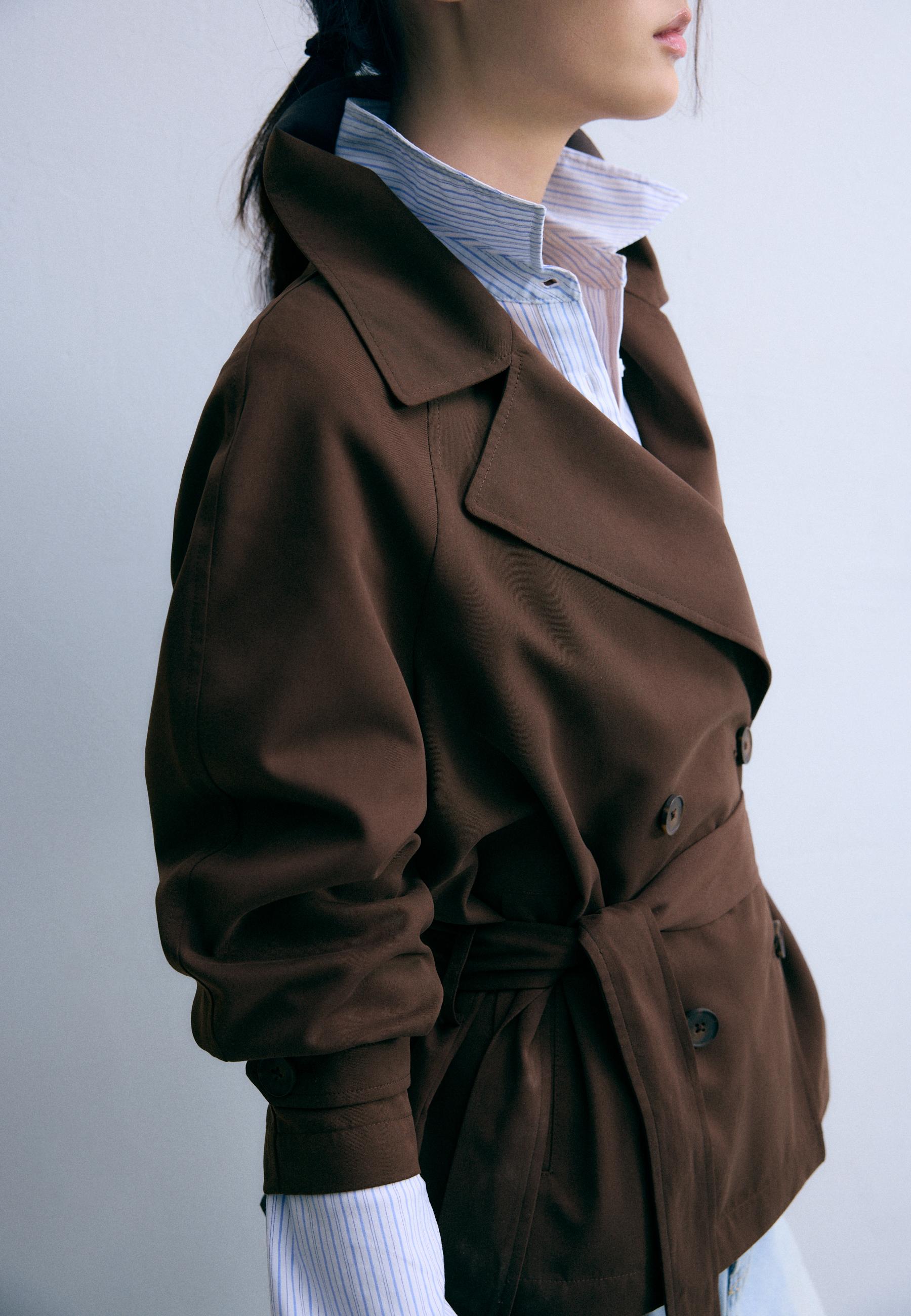 Short flowing trench coat with belt — Brown