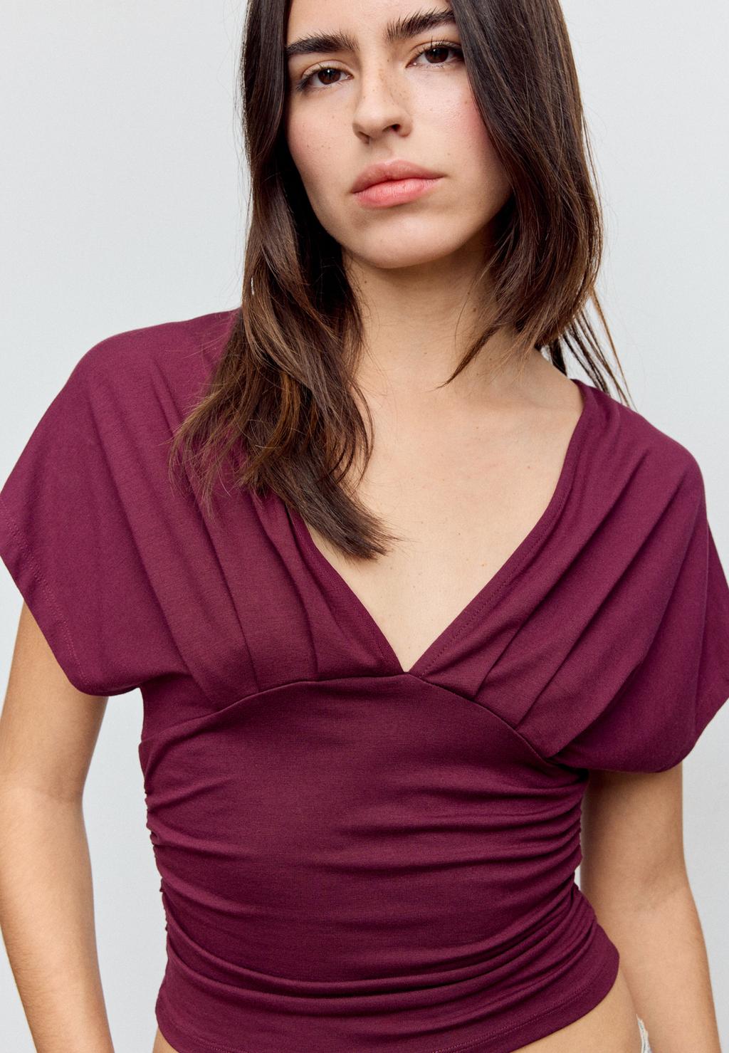 Тениска с набор и шпиц деколте