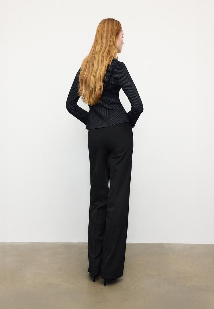 weit-geschnittene-stoffhose