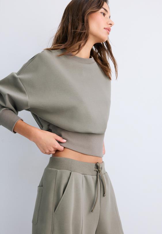 sudadera cropped con fajin