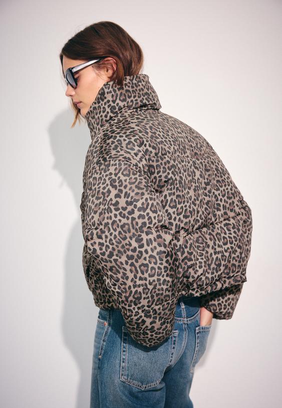 cropped gewatteerd jack met hoge kraag en print
