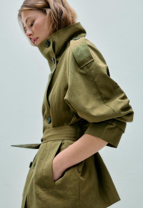 trench curto gola alta