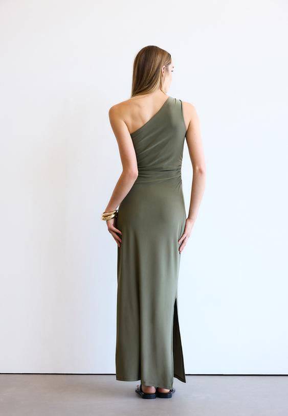 vestido pieza metalica
