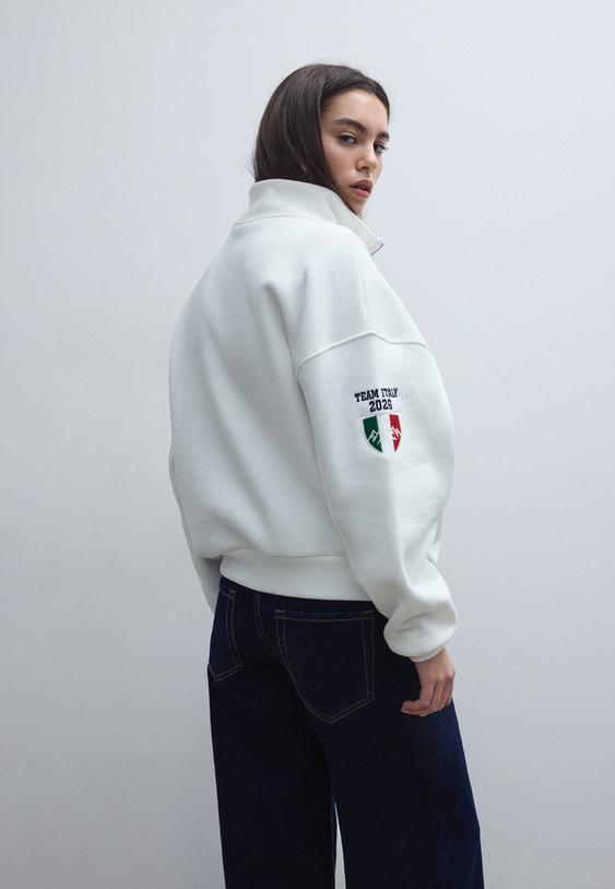 felpa con cerniera e ricami