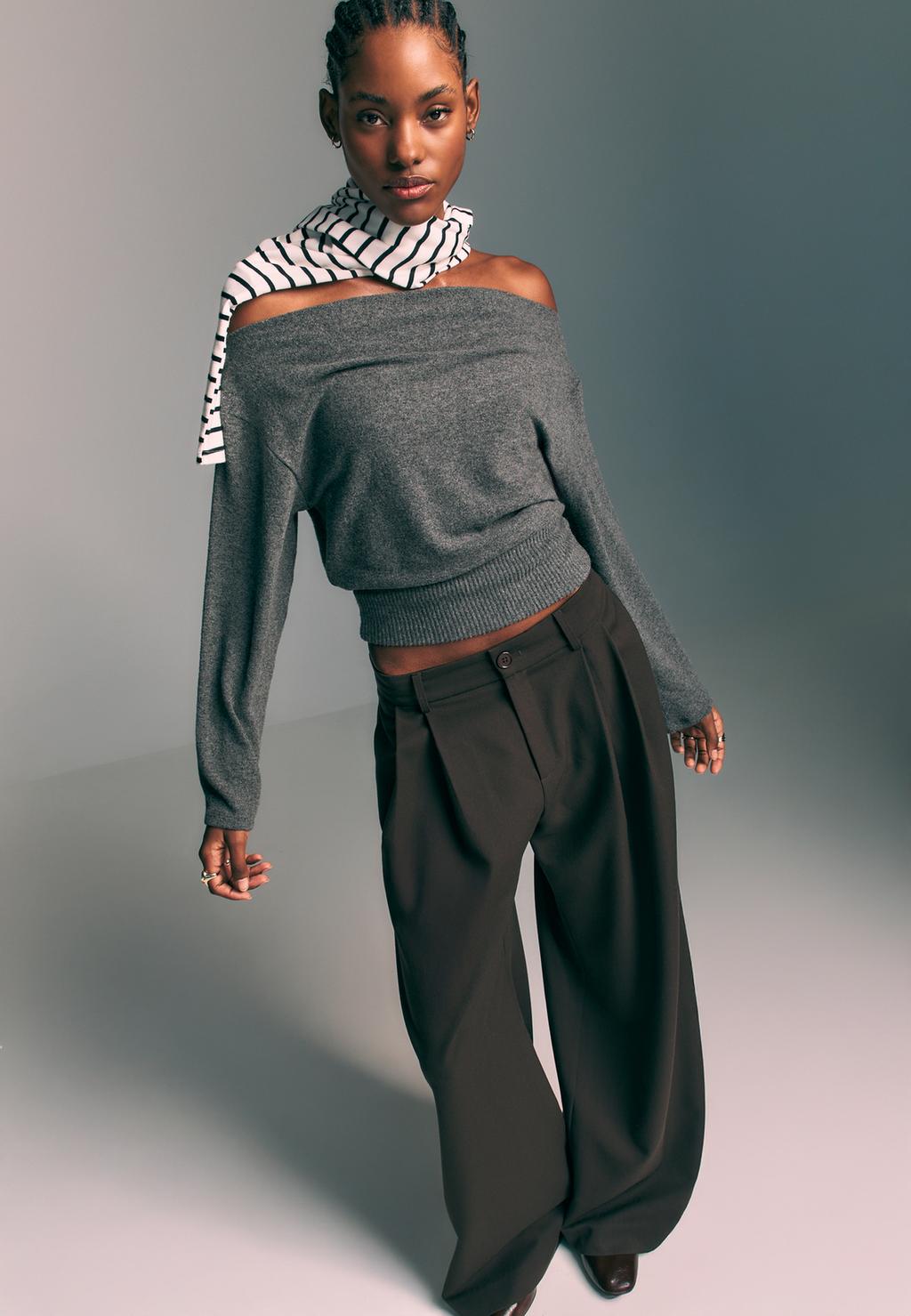 Dzianinowy T-shirt z dekoltem łódką i paskiem