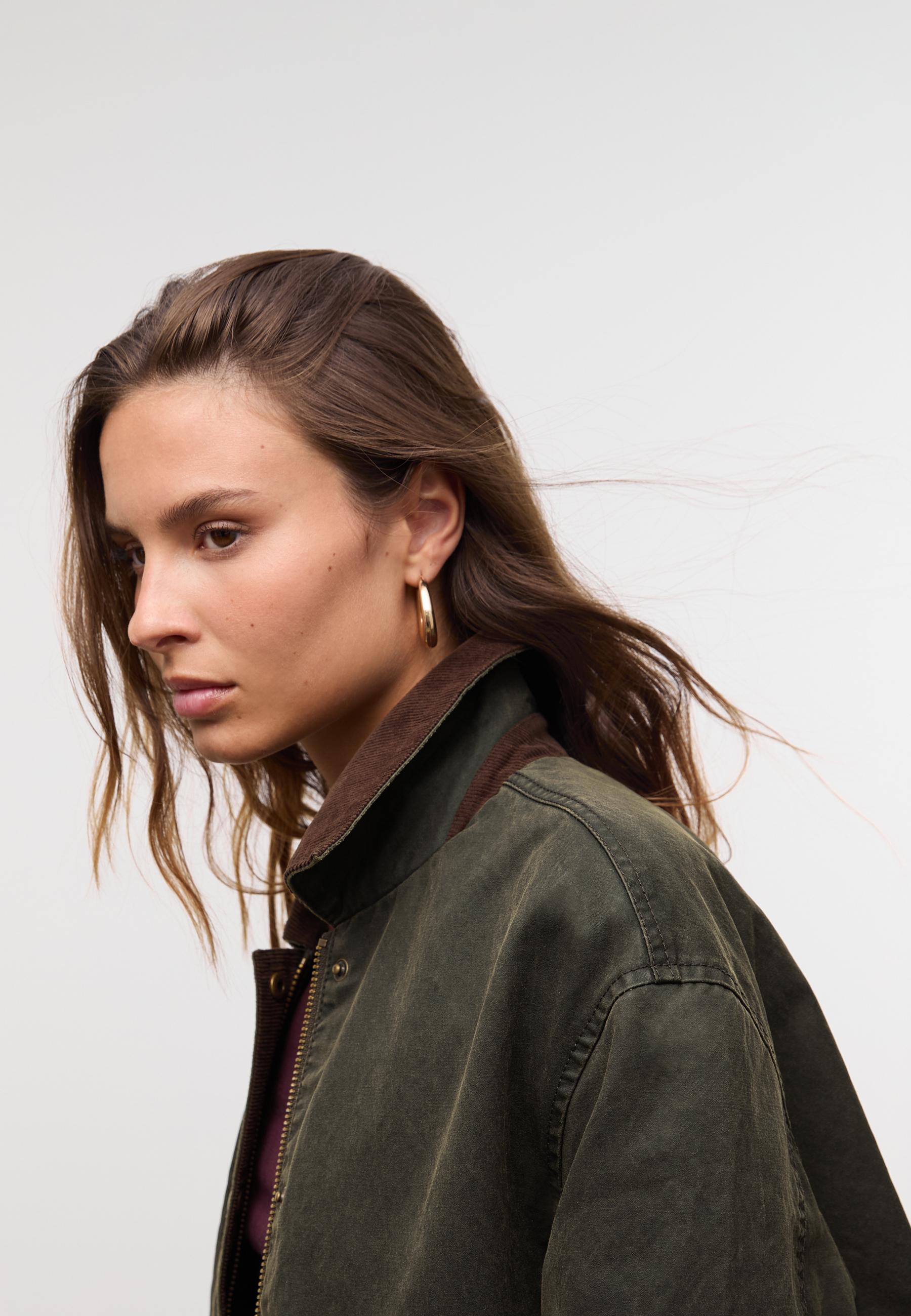 Mumlu Görünümlü Kısa Kombin Parka - Görsel 4