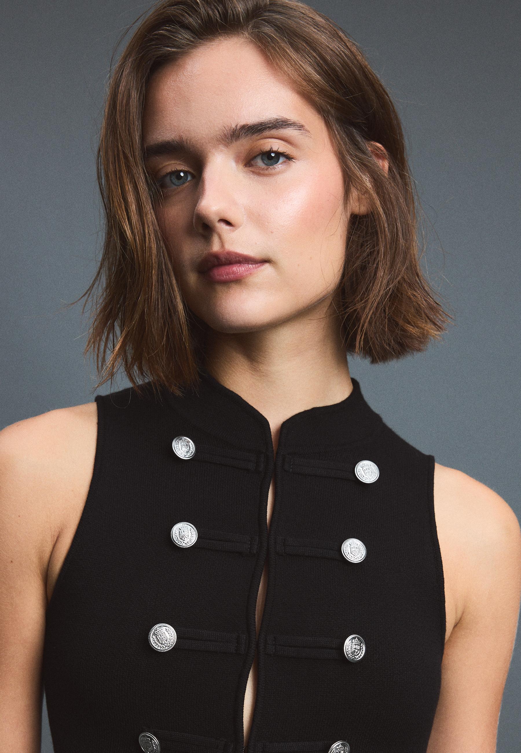 Buttoned knit vest — Black