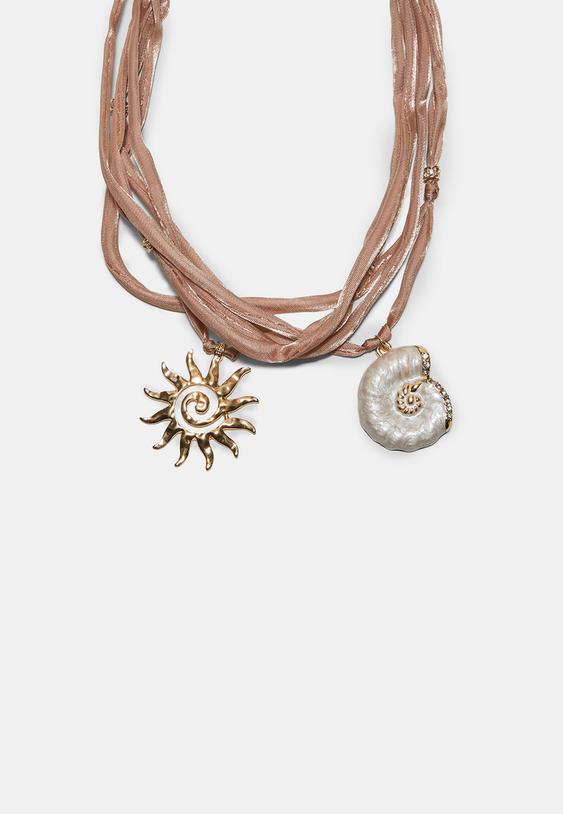 collar tejido charm caracola