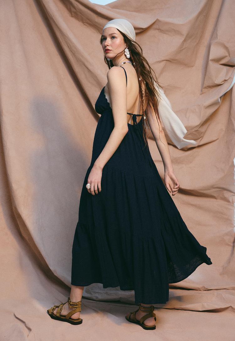 vestido fluido largo bordados