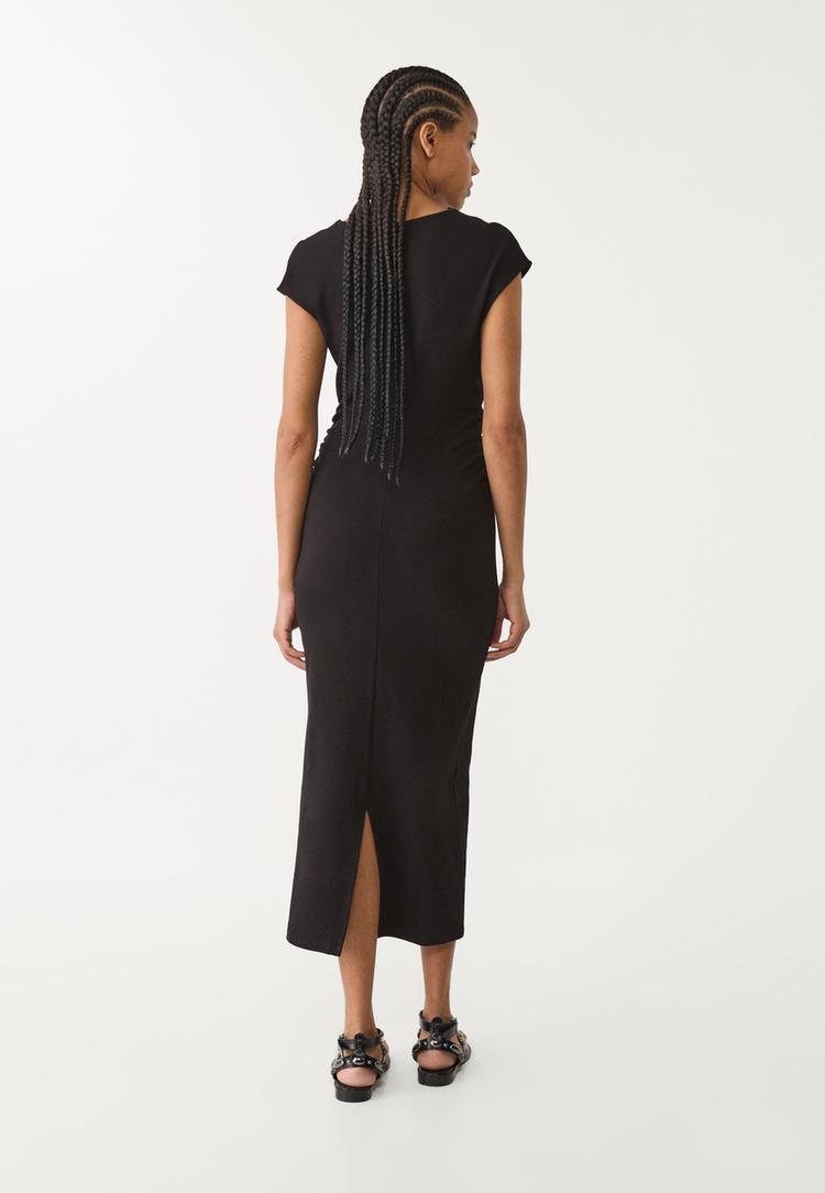 vestido midi cuello pico frunce