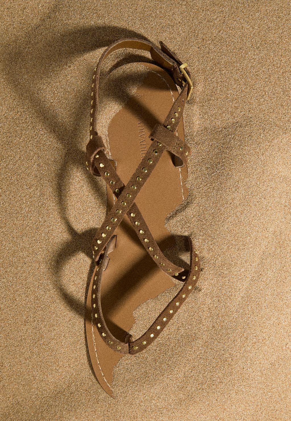 Sandalias planas piel tachas