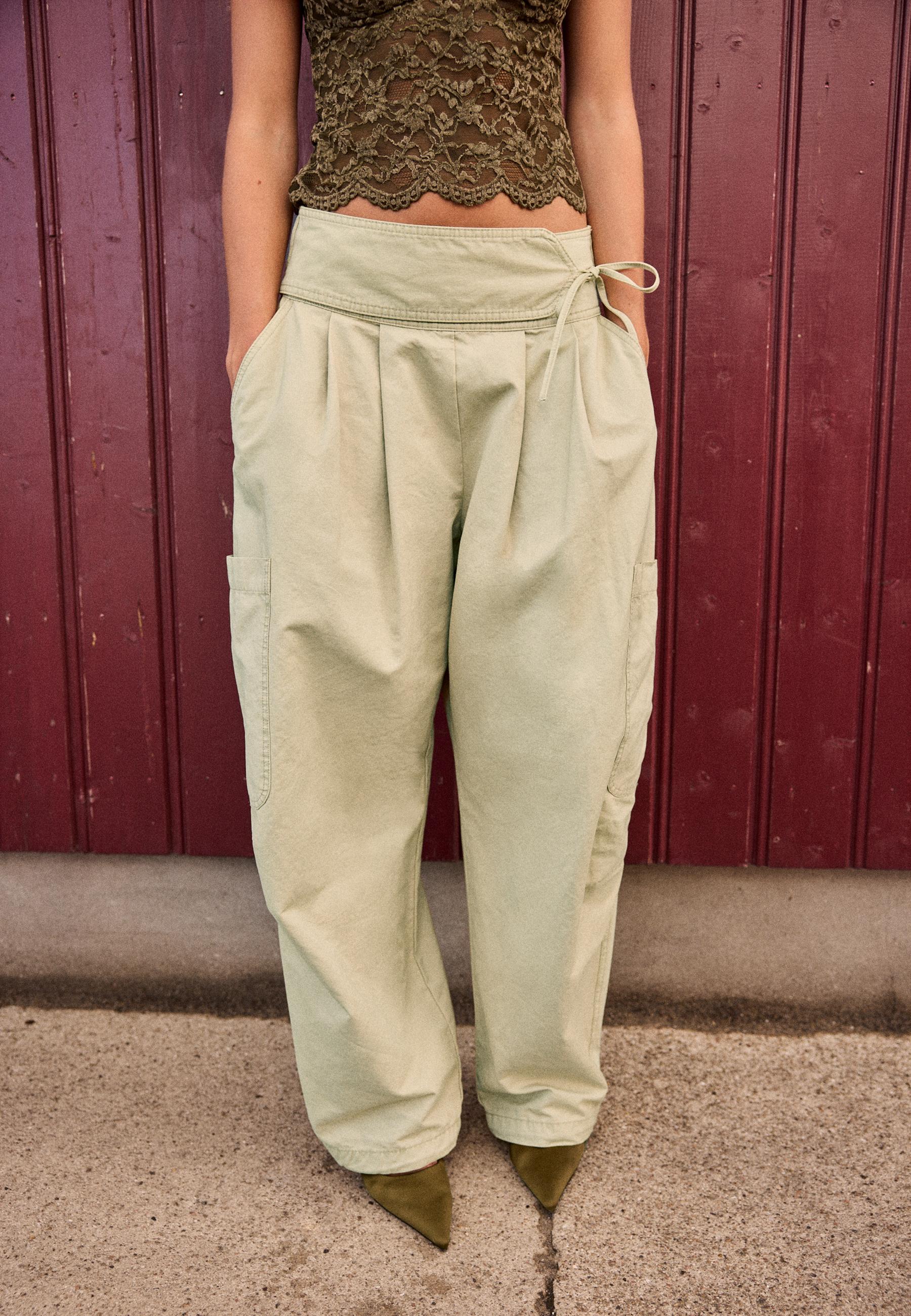 Voluminous cargo trousers with tie detail waist — Beige