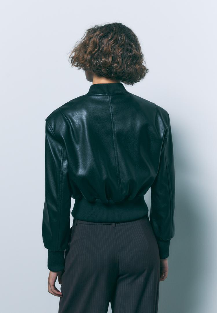 cazadora bomber efecto piel hombreras