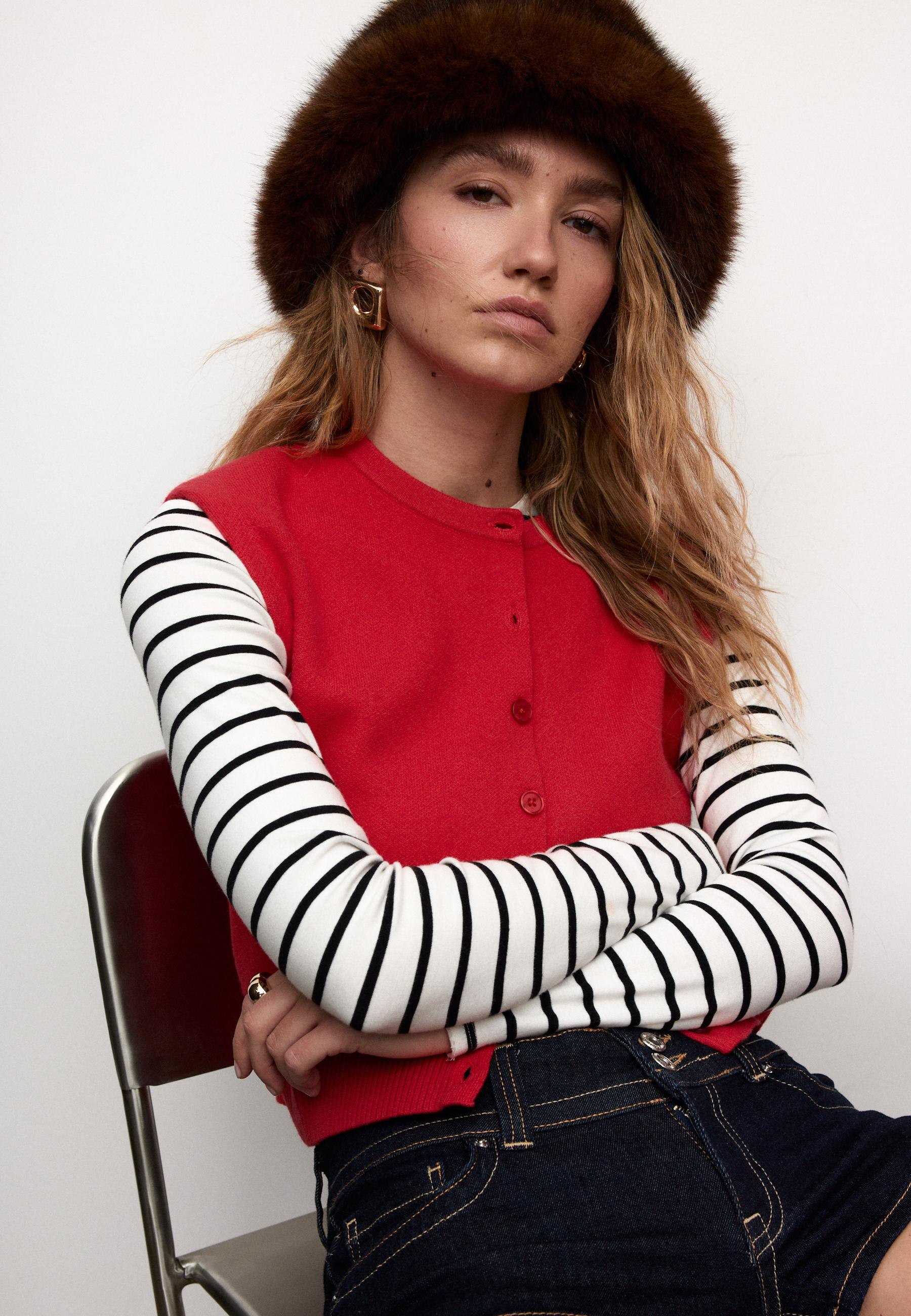 Knit vest with padded shoulders — Red