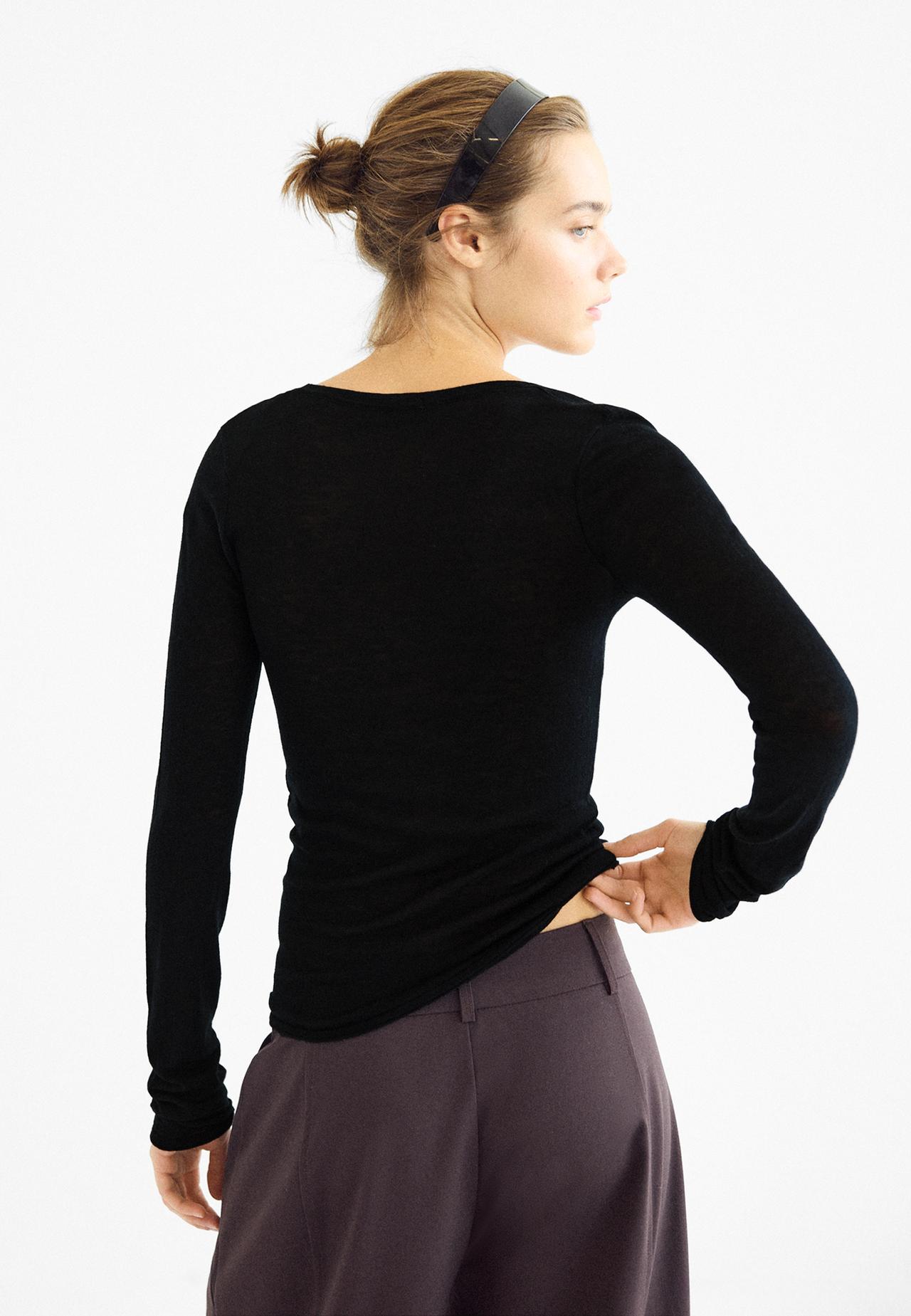 Basic wool and silk round neck jumper — Black