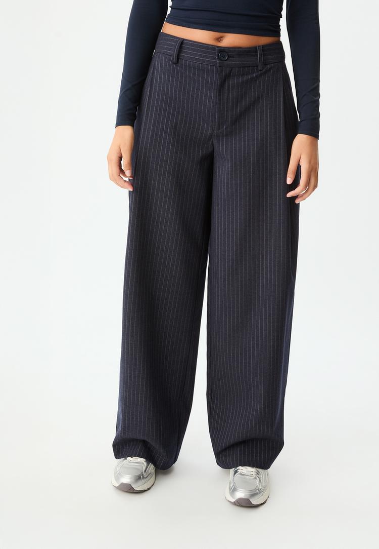 Stradivarius Pantaloni De Ocazie Cu Pense Și Dungi Bleumarin 32