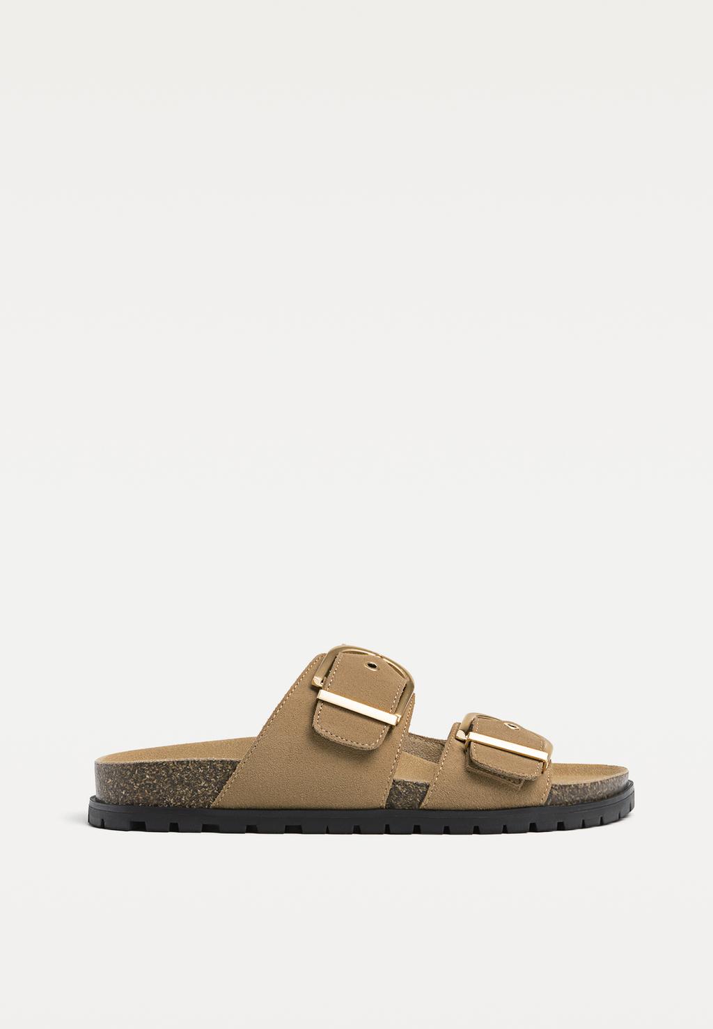 Leather sandals with buckles