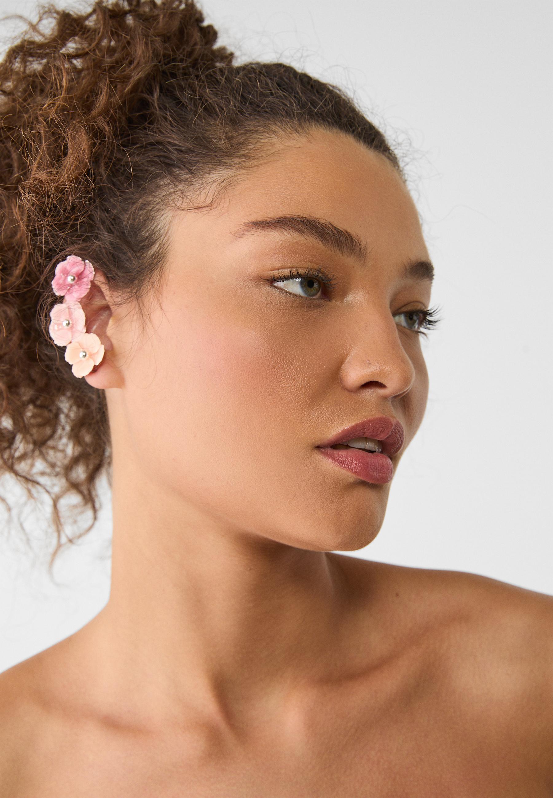 Flower ear cuff - Women's fashion | Stradivarius United States