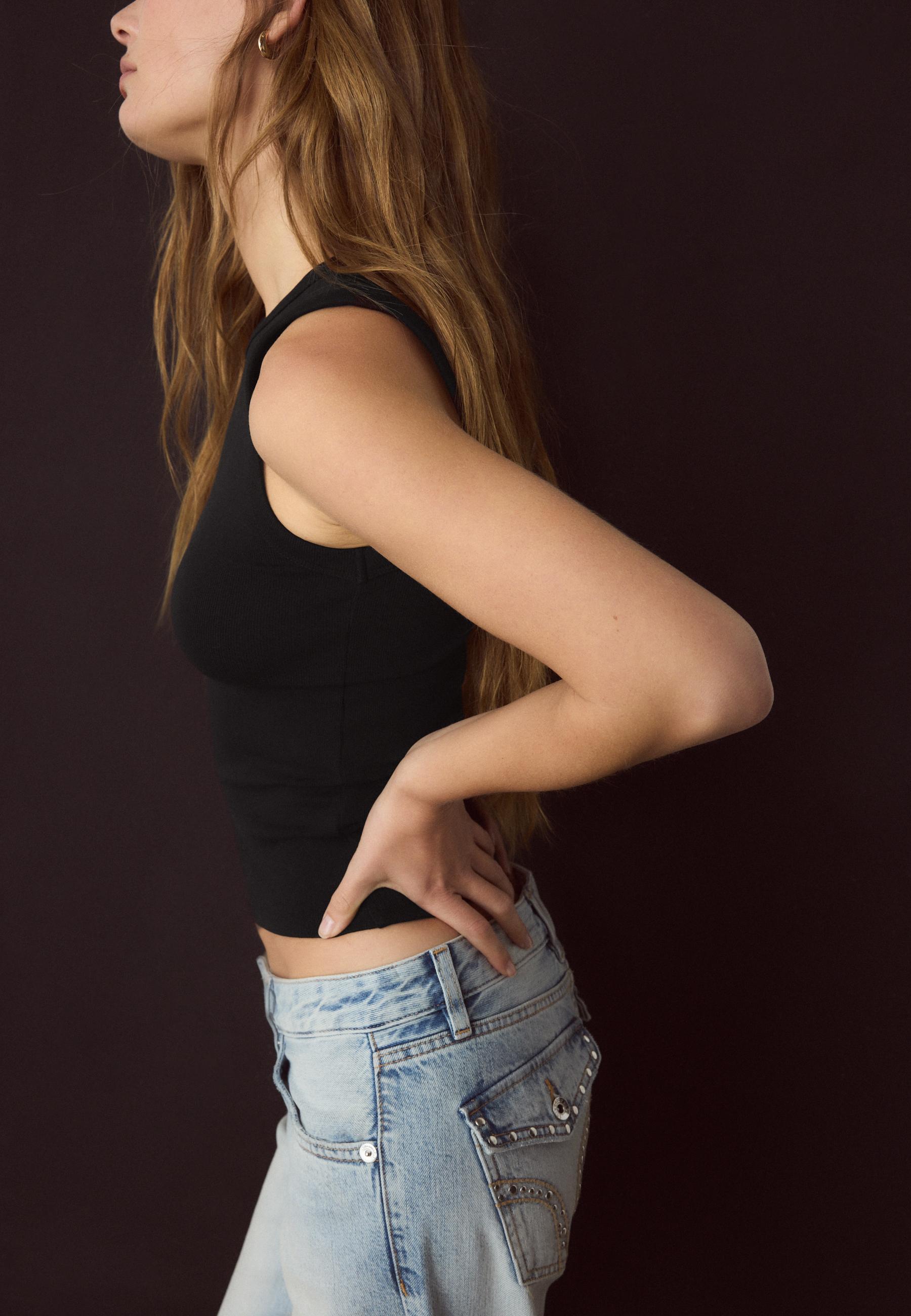 B04 Basic fitted sleeveless top — Black