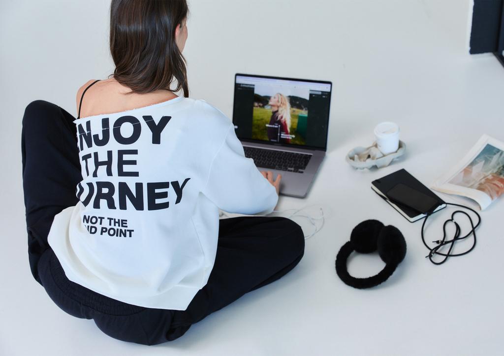 Off-the-shoulder placement print sweatshirt