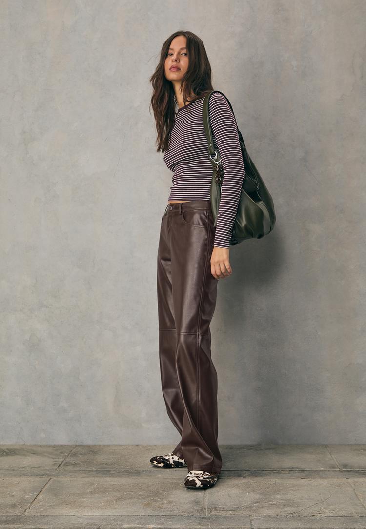 pantalon straight efecto piel textura