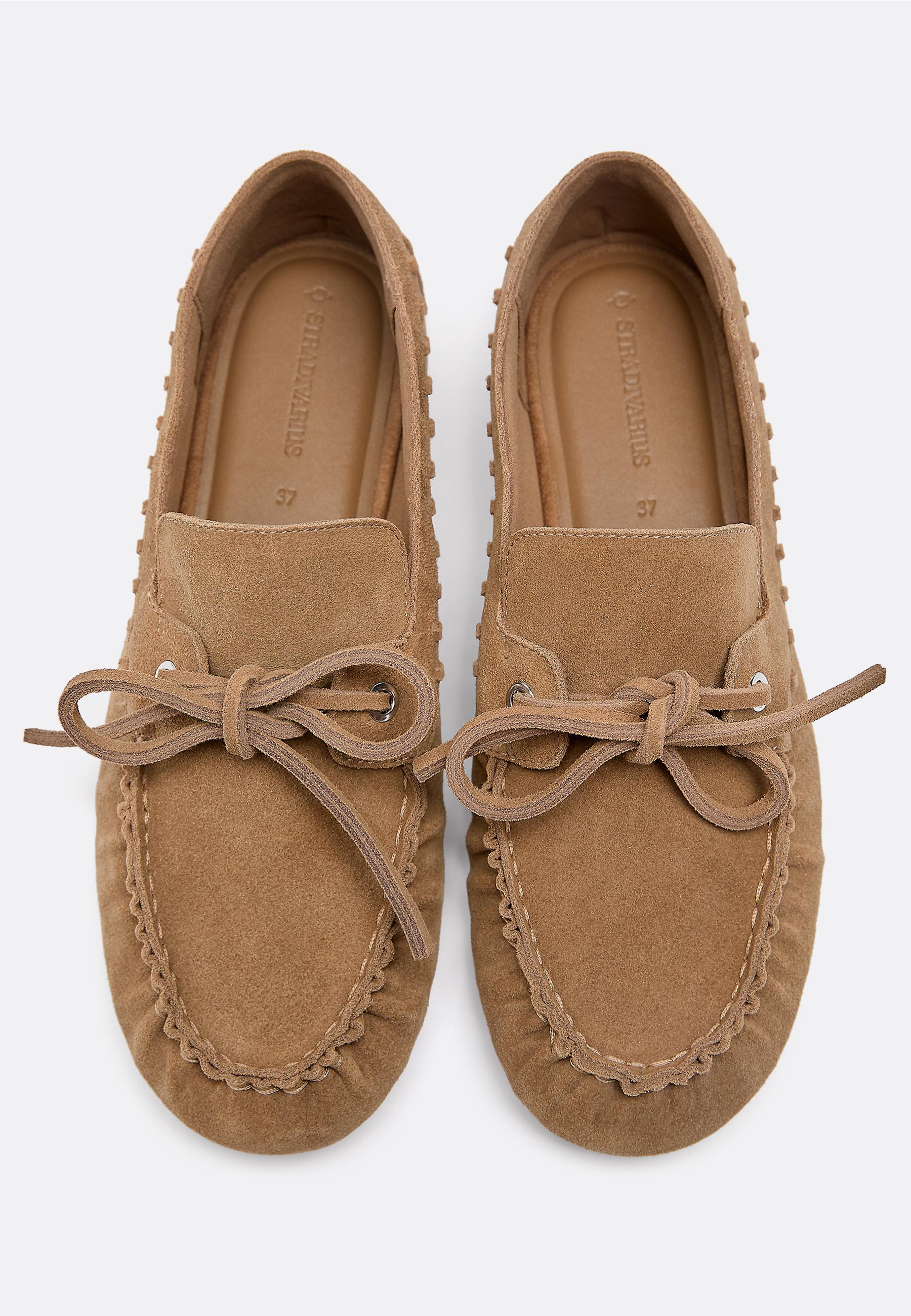 Leather boat shoes with bow — BEIGE