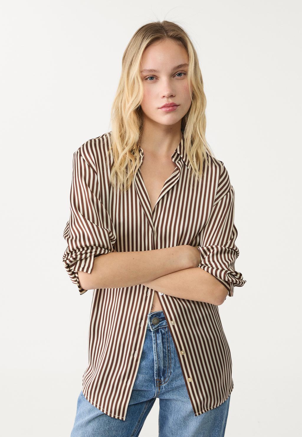 Chemise satinée à col à revers